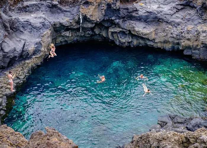 Prázdninový dům Cocomar I- Luxurious With Pool Near The Sea *